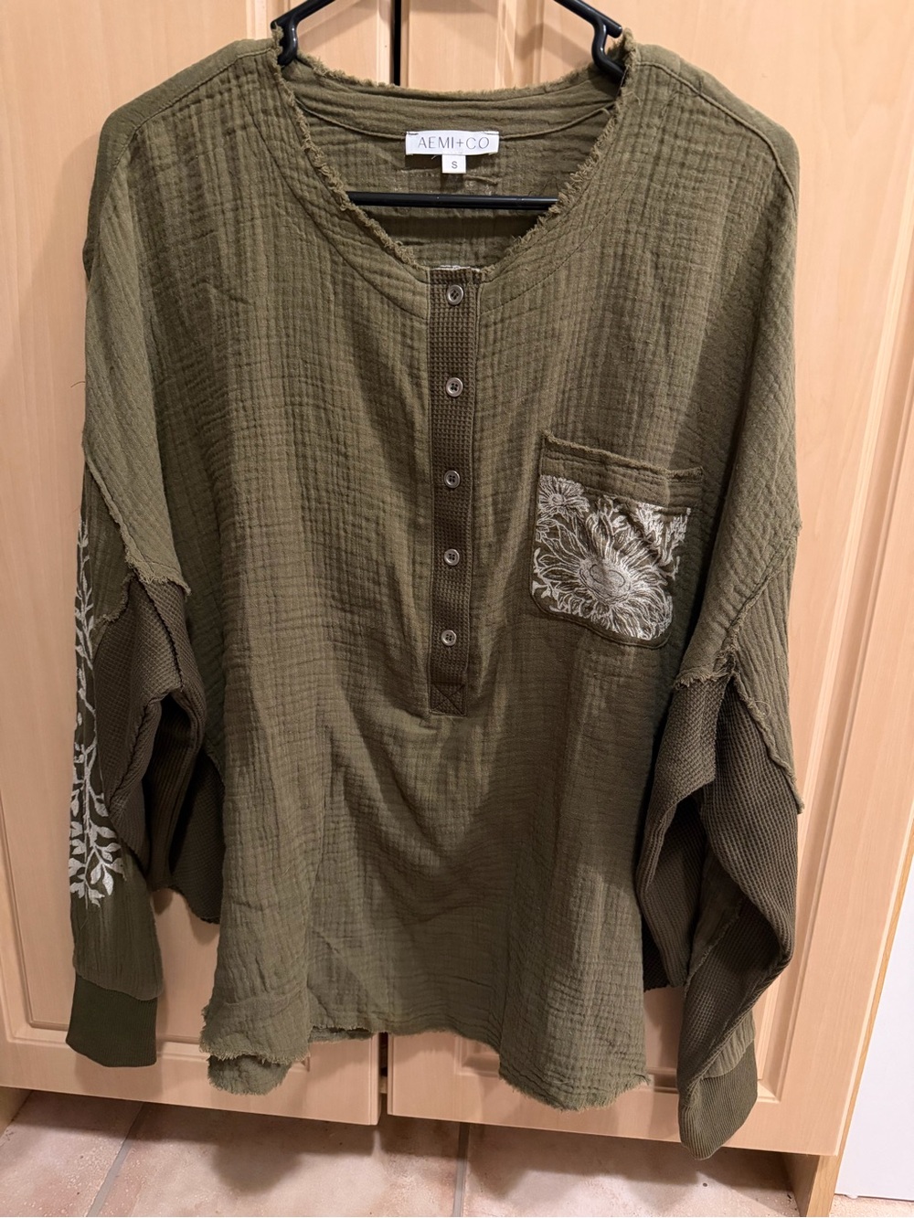Olive Green Button Henley top 💚